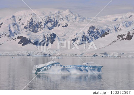 究極の秘境　南極大陸　夏風景 133252597