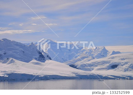 究極の秘境　南極大陸　夏風景 133252599