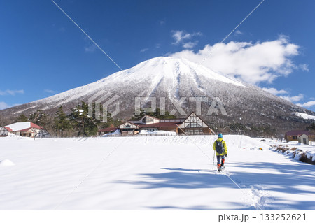 スノーシュートレッキングのイメージ 背景に大山 スノーシュートレッキングのイメージ 背景に大山 133252621