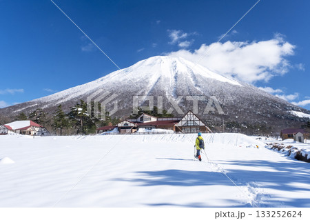 スノーシュートレッキングのイメージ　背景に大山 133252624