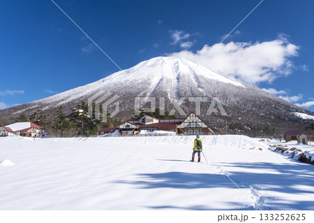 スノーシュートレッキングのイメージ　背景に大山 133252625