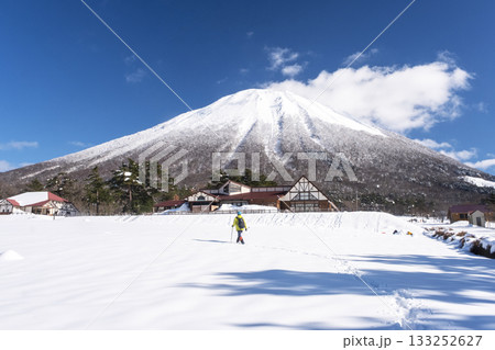 スノーシュートレッキングのイメージ 背景に大山 スノーシュートレッキングのイメージ 背景に大山 133252627