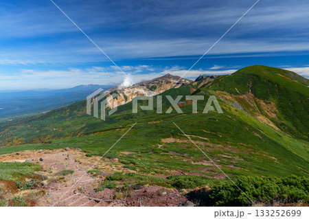 富良野岳登山道から望む十勝岳の雄大な山岳風景(北海道) 富良野岳登山道から望む十勝岳の雄大な山岳風景(北海道) 133252699