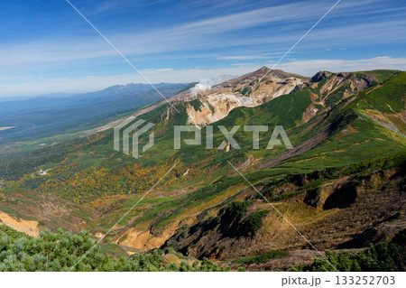 富良野岳登山道から望む十勝岳の雄大な山岳風景（北海道） 133252703