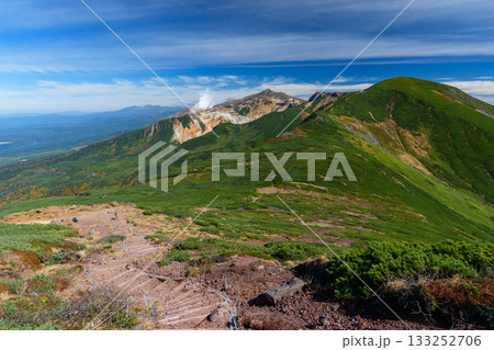 富良野岳登山道から望む十勝岳の雄大な山岳風景（北海道） 133252706