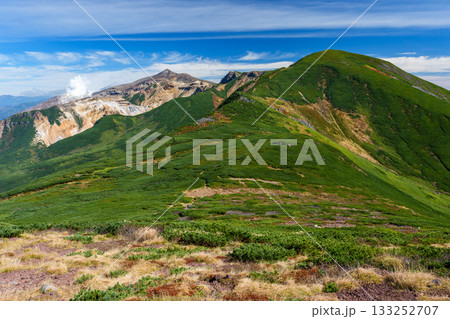 富良野岳登山道から望む十勝岳の雄大な山岳風景（北海道） 133252707
