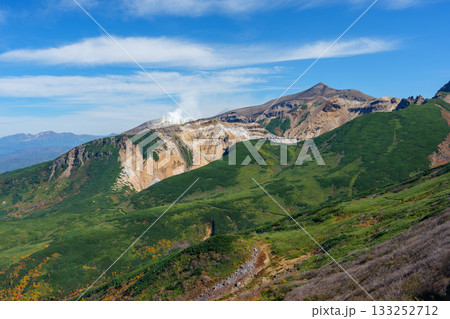 富良野岳登山道から望む十勝岳の雄大な山岳風景(北海道) 富良野岳登山道から望む十勝岳の雄大な山岳風景(北海道) 133252712