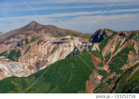 富良野岳登山道から望む十勝岳の雄大な山岳風景(北海道) 富良野岳登山道から望む十勝岳の雄大な山岳風景(北海道) 133252716