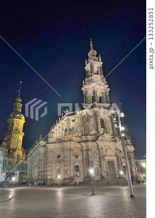 エルベ川の真珠　 ドイツ「ドレスデン旧市街の夜景」 133252851