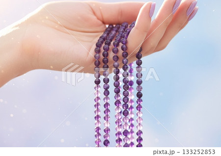 天然石アクセサリーと手元の輝きを柔らかな光で撮影した宝石イメージ画像 133252853