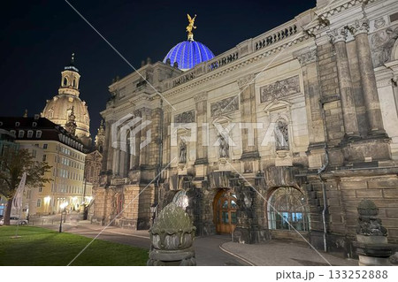 エルベ川の真珠　 ドイツ「ドレスデン旧市街の夜景」 133252888