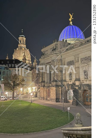 エルベ川の真珠　 ドイツ「ドレスデン旧市街の夜景」 133252890