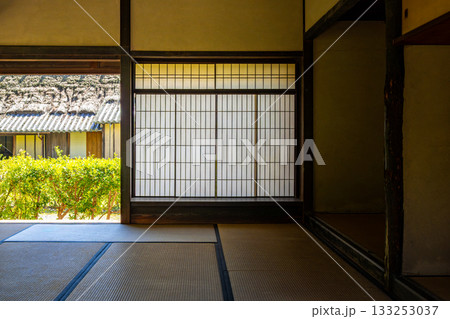 日本の伝統的な和室と畳の風景 133253037