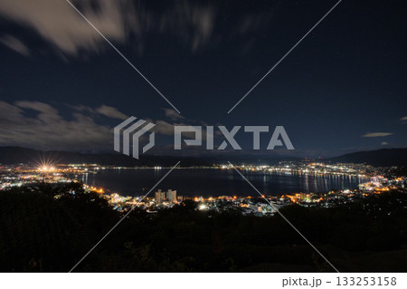 長野県 立石公園から眺める諏訪湖の夜景は美しい 長野県 立石公園から眺める諏訪湖の夜景は美しい 133253158