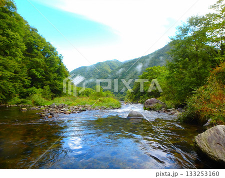 初秋の秋神川、釣り人だけが知る静寂 初秋の秋神川、釣り人だけが知る静寂 133253160