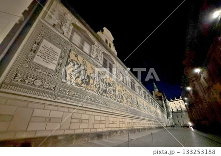 エルベ川の真珠 ドイツ「ドレスデン旧市街の夜景」君主の行列 エルベ川の真珠 ドイツ「ドレスデン旧市街の夜景」君主の行列 133253188