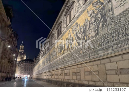 エルベ川の真珠 ドイツ「ドレスデン旧市街の夜景」君主の行列 エルベ川の真珠 ドイツ「ドレスデン旧市街の夜景」君主の行列 133253197
