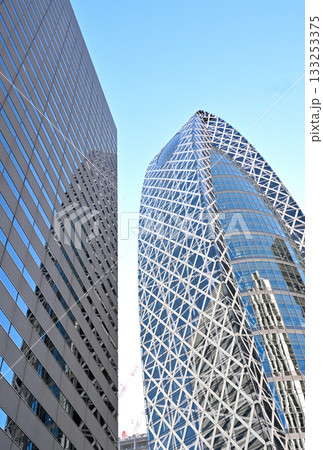 オフィス街で高層ビルを見上げる 133253375