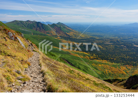 富良野岳登山道から望む紅葉に染まる山々の大パノラマ（北海道） 133253444