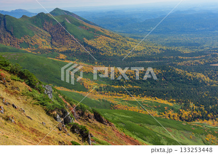 富良野岳登山道から望む紅葉に染まる山々の大パノラマ(北海道) 富良野岳登山道から望む紅葉に染まる山々の大パノラマ(北海道) 133253448