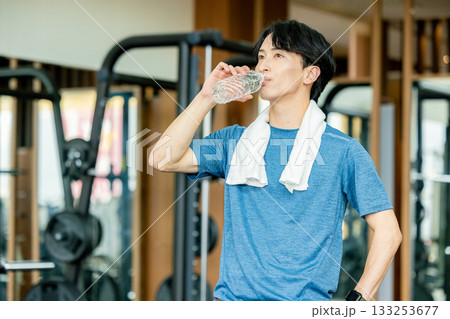 ジムでトレーニングする男性 133253677