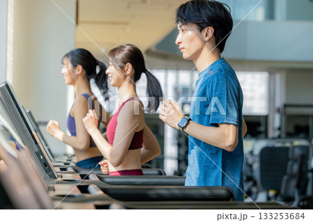 ジムの若い人々 133253684