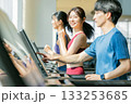 ジムの若い人々 133253685