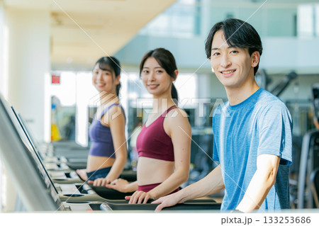 ジムの若い人々 133253686