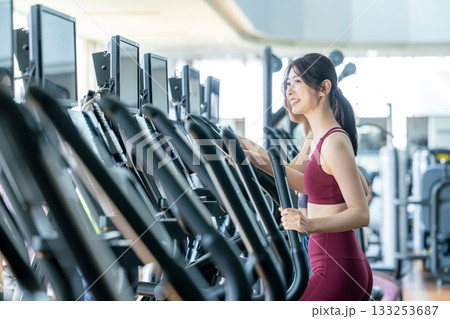 クロストレーナーをする男女 クロストレーナーをする男女 133253687