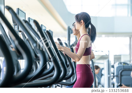 クロストレーナーをする男女 133253688