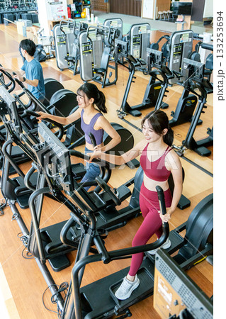 クロストレーナーをする男女 133253694