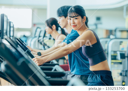 スポーツジムでアップライトバイクを使う男女 133253700