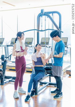 スポーツジムで休憩する男女 スポーツジムで休憩する男女 133253712