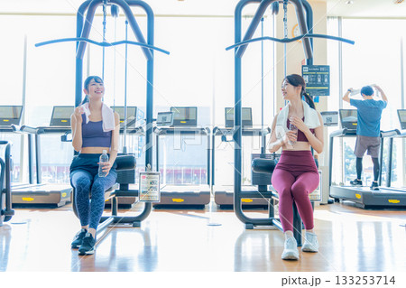 スポーツジムで休憩する仲間 133253714