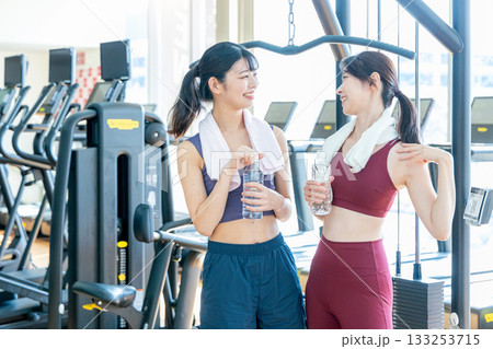 スポーツジムで運動する女性 133253715