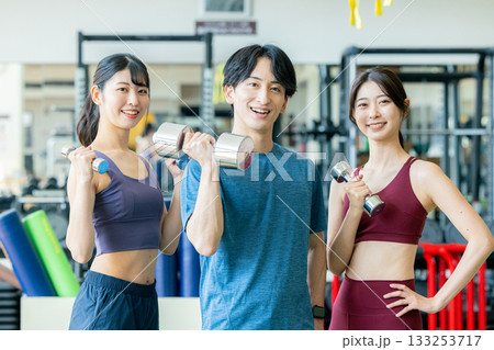スポーツジムで筋トレする男女 133253717