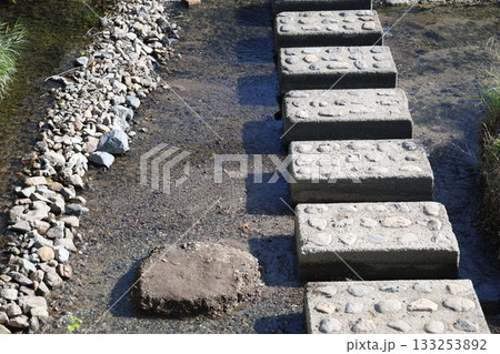 川と階段のある風景 川と階段のある風景 133253892