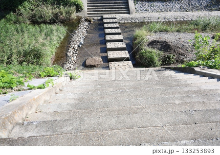 川と階段のある風景 川と階段のある風景 133253893