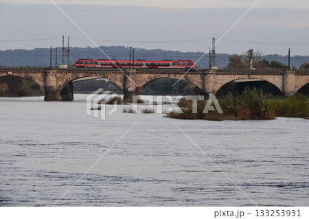 エルベ川の真珠　 ドイツ「ドレスデン旧市街」アウグストゥス橋を渡る近郊電車 133253931