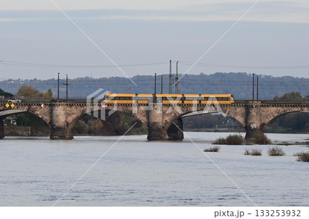 エルベ川の真珠 ドイツ「ドレスデン旧市街」アウグストゥス橋を渡るトラム エルベ川の真珠 ドイツ「ドレスデン旧市街」アウグストゥス橋を渡るトラム 133253932