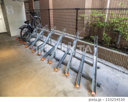 平置き型サイクルラックを備えた駐輪スペース 133254530