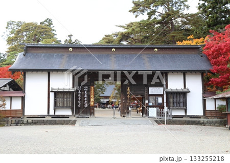 紅葉に包まれる毛越寺の山門 紅葉に包まれる毛越寺の山門 133255218