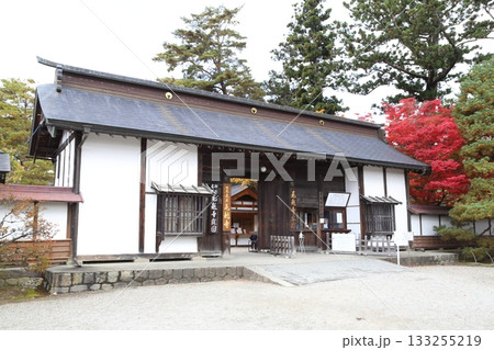 紅葉に包まれる毛越寺の山門 紅葉に包まれる毛越寺の山門 133255219