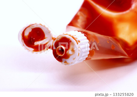 トマトケチャップの汚れたキャップ トマトケチャップの汚れたキャップ 133255820
