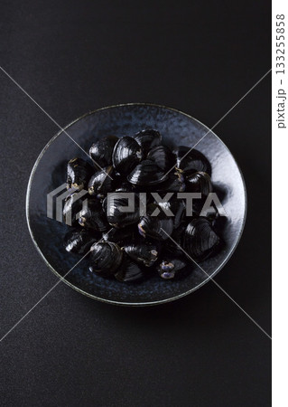 皿に盛られた大きなヤマトシジミ　黒背景 133255858