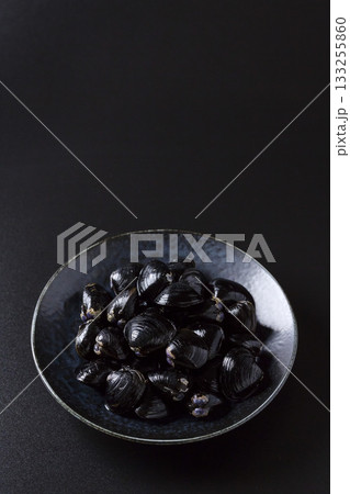 皿に盛られた大きなヤマトシジミ 黒背景 皿に盛られた大きなヤマトシジミ 黒背景 133255860