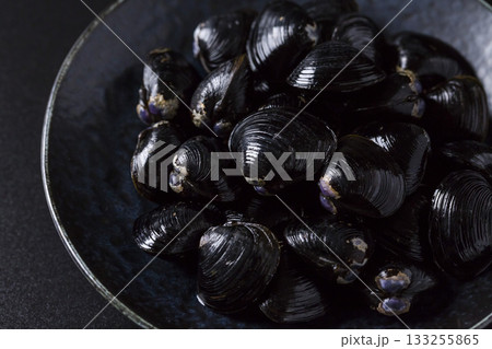 皿に盛られた大きなヤマトシジミ　黒背景 133255865