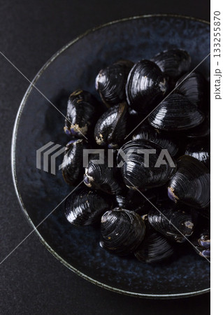 皿に盛られた大きなヤマトシジミ　黒背景 133255870