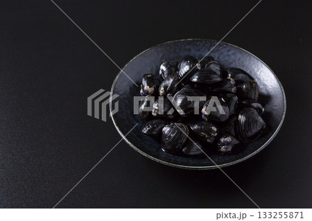 皿に盛られた大きなヤマトシジミ　黒背景 133255871