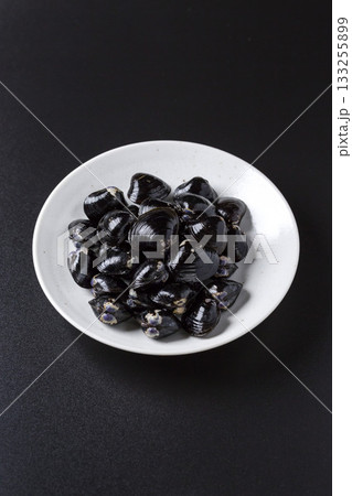 皿に盛られた大きなヤマトシジミ　黒背景 133255899